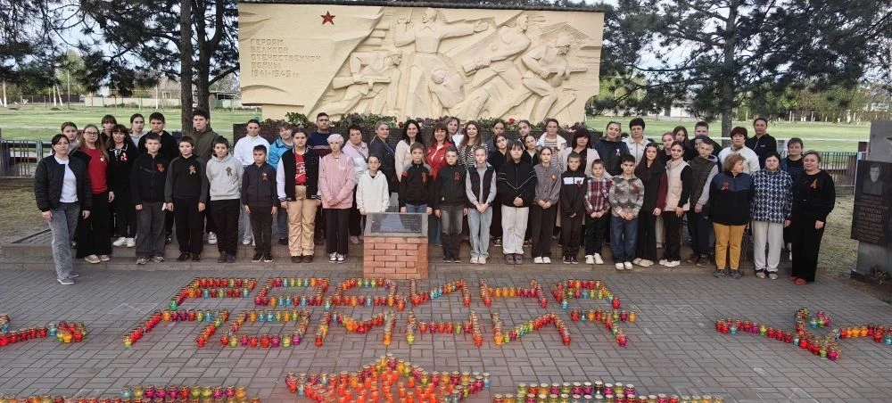 7 мая в Новобатайской школе прошла акция «Свеча памяти». Школьники выложили из горящих лампадок симв