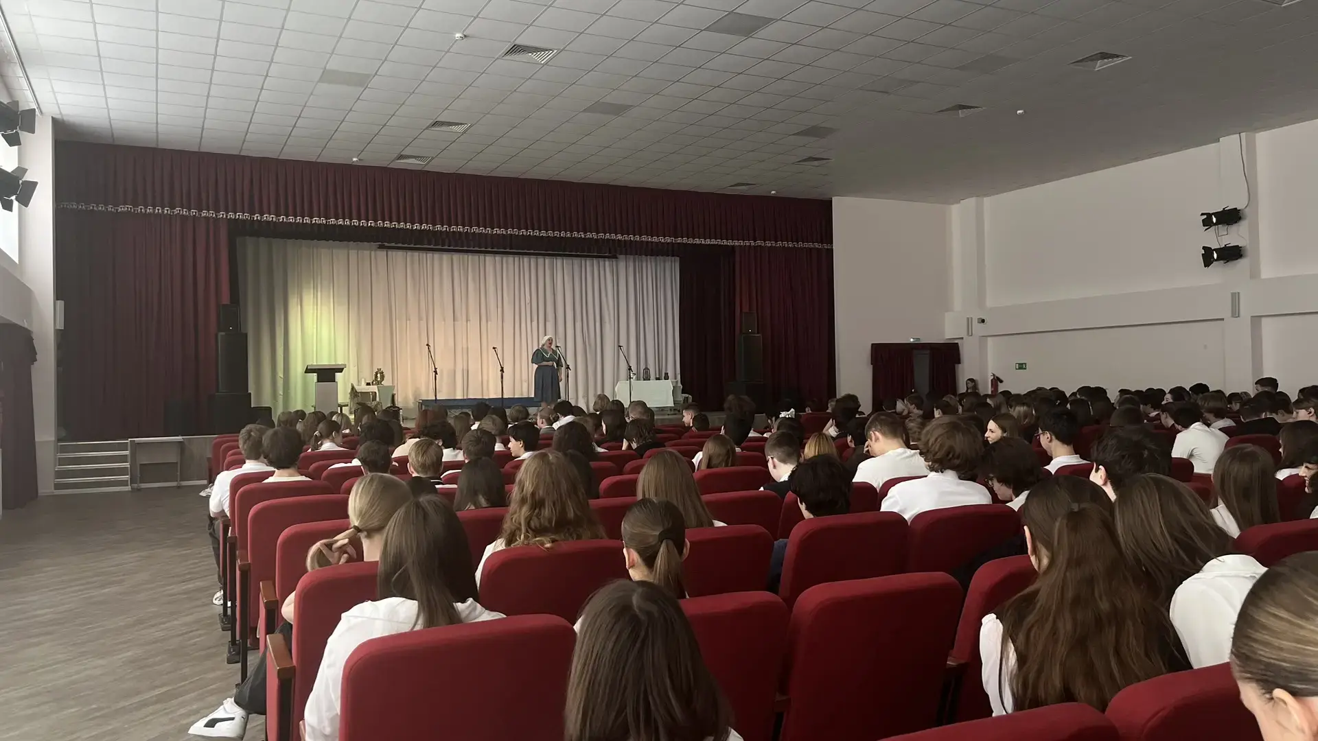 В преддверии Дня Победы⭐ на сцене нашей школы состоялась премьера спектакля «А зори здесь тихие», по