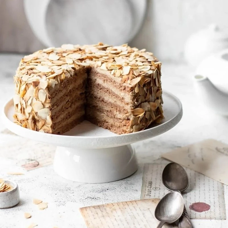 Меренговый торт с заварным кремом и миндальными лепестками