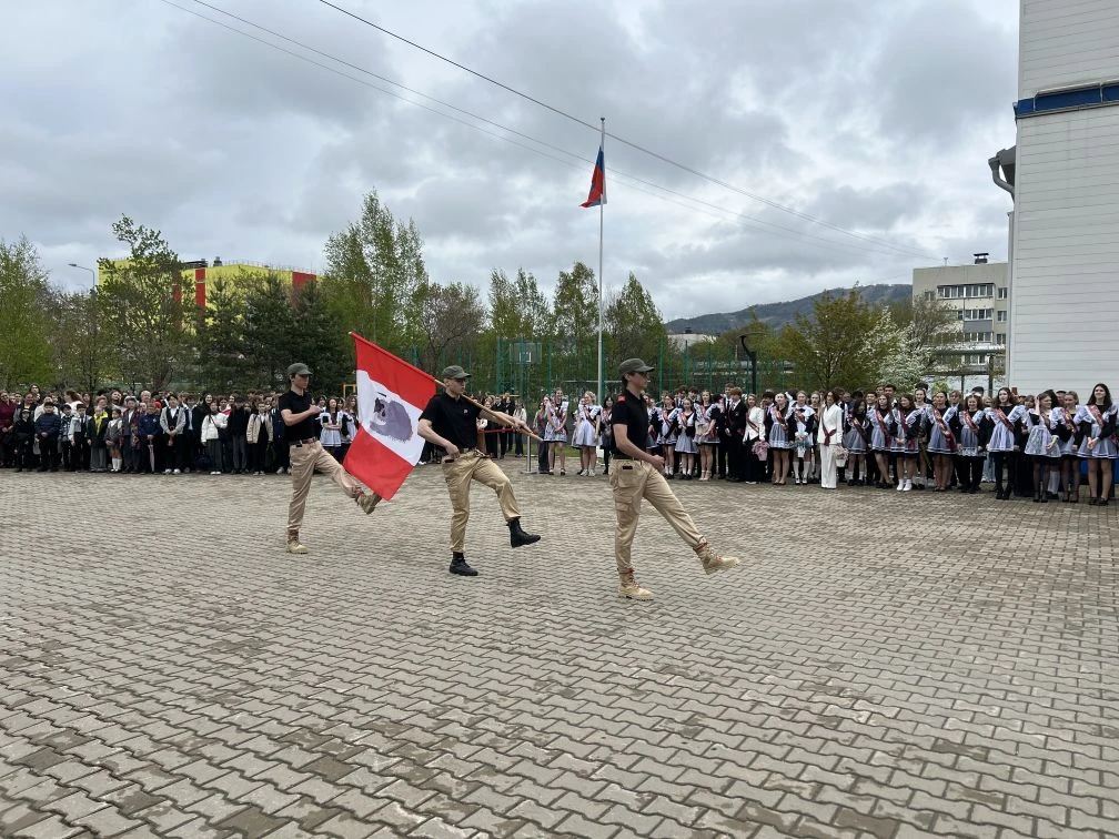 🔔 Последний звонок — начало новой главы!  Сегодня в нашей гимназии царила особенная атмосфера: волне