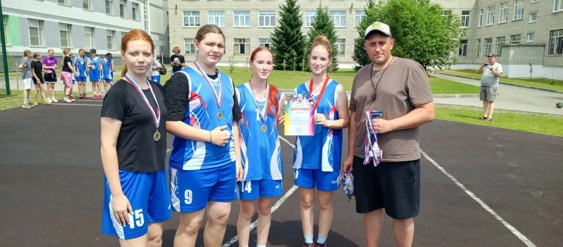 11 июня на базе нашей школы прошел городской турнир по баскетболу 3×3, посвященный Дню России. 

В в