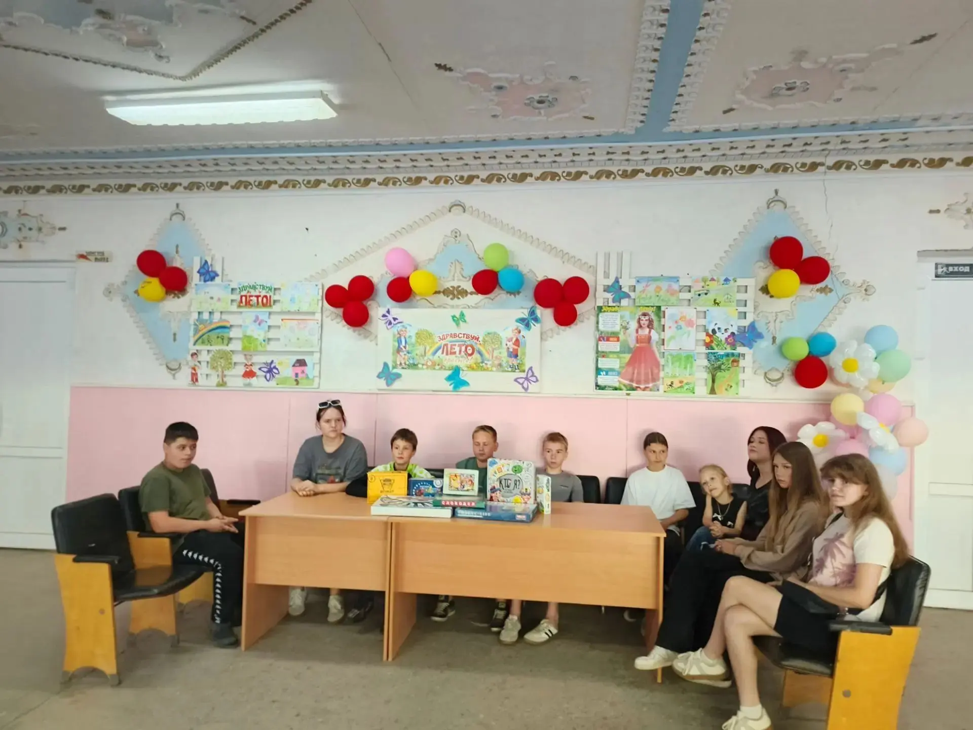 Если время некуда деть - за ним можно посидеть.
Позови к себе друзей и садись играть скорей.
Пусть и