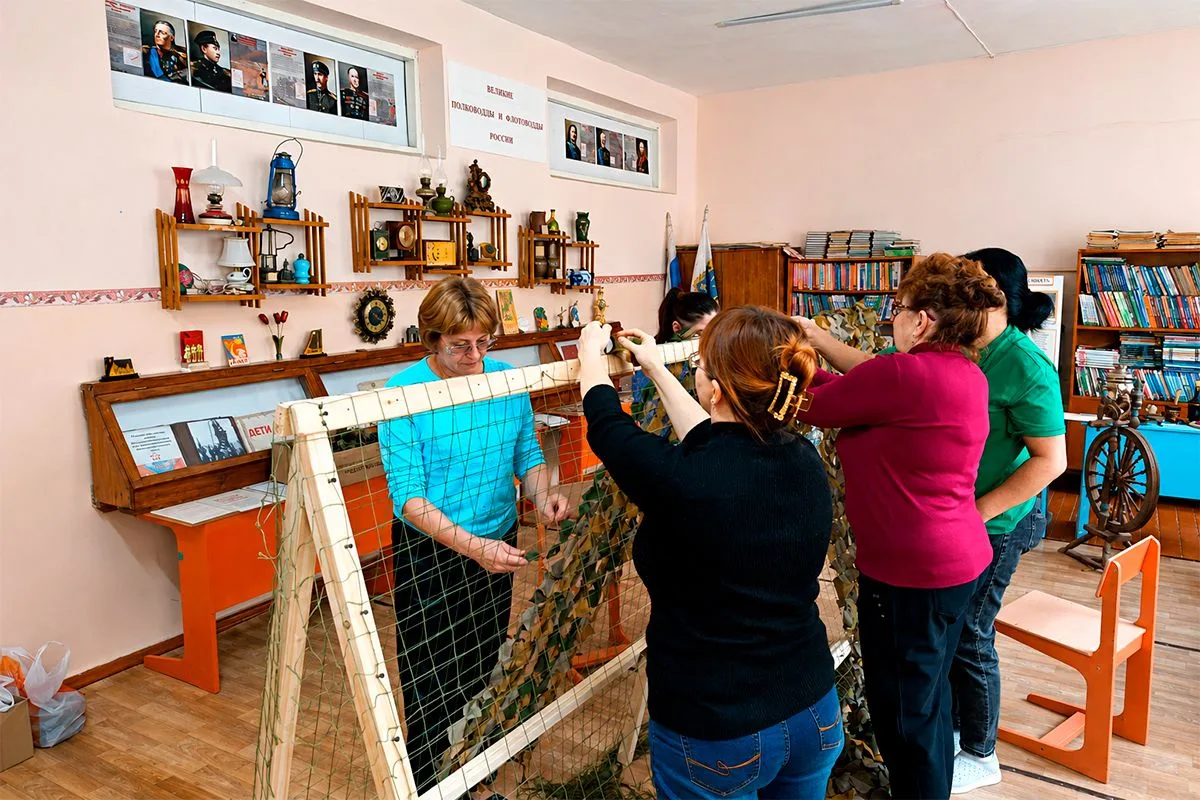 Женщины из Саратовской области сплели новую партию маскировочных сетей