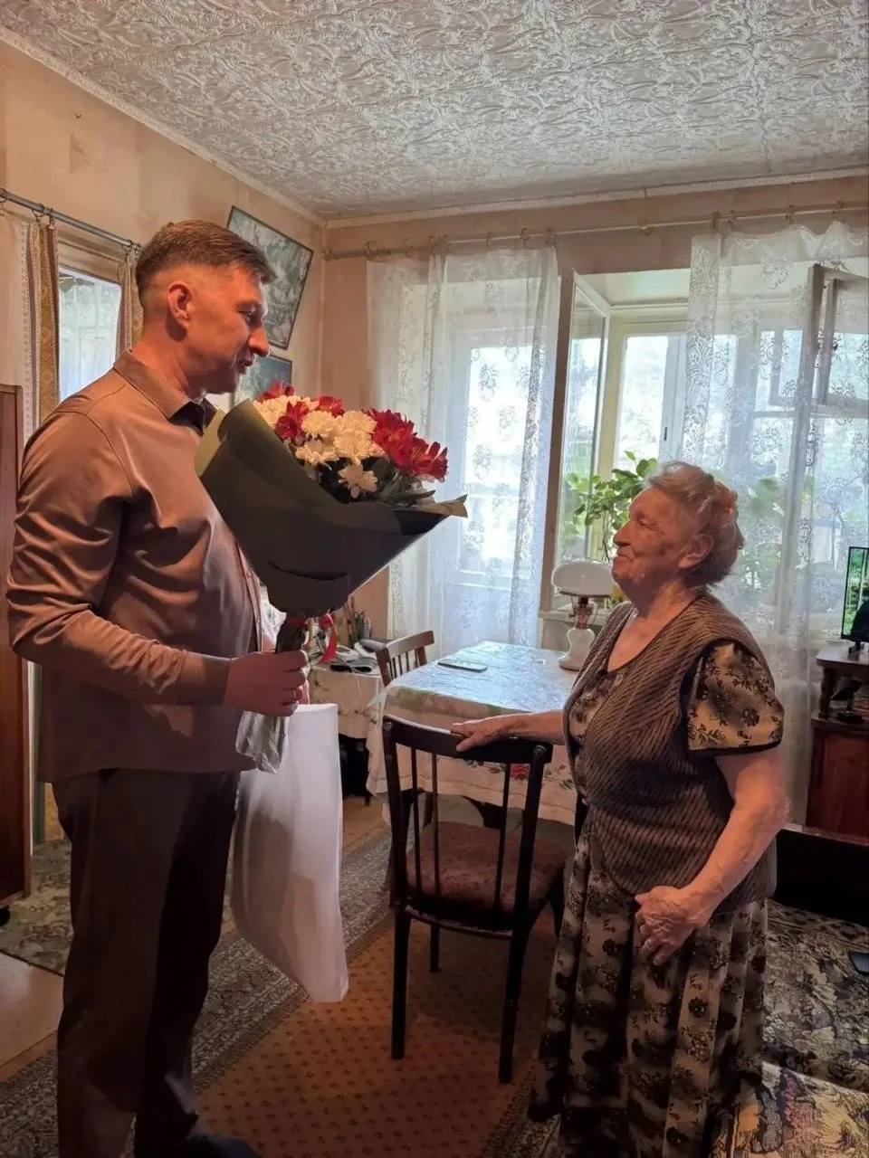 На днях в Берёзовском округе прошли теплые встречи: депутаты поздравили с замечательными датами двух