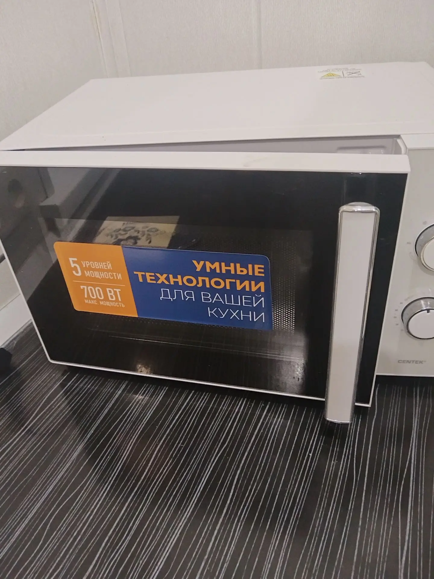 Микроволновка почти новая — была в использовании два месяца.