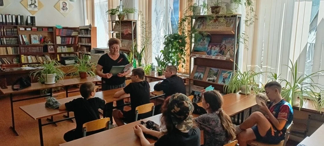 В дни летних каникул в школьной  библиотеке по-прежнему шумно и многолюдно. Каждый день веселые и бе