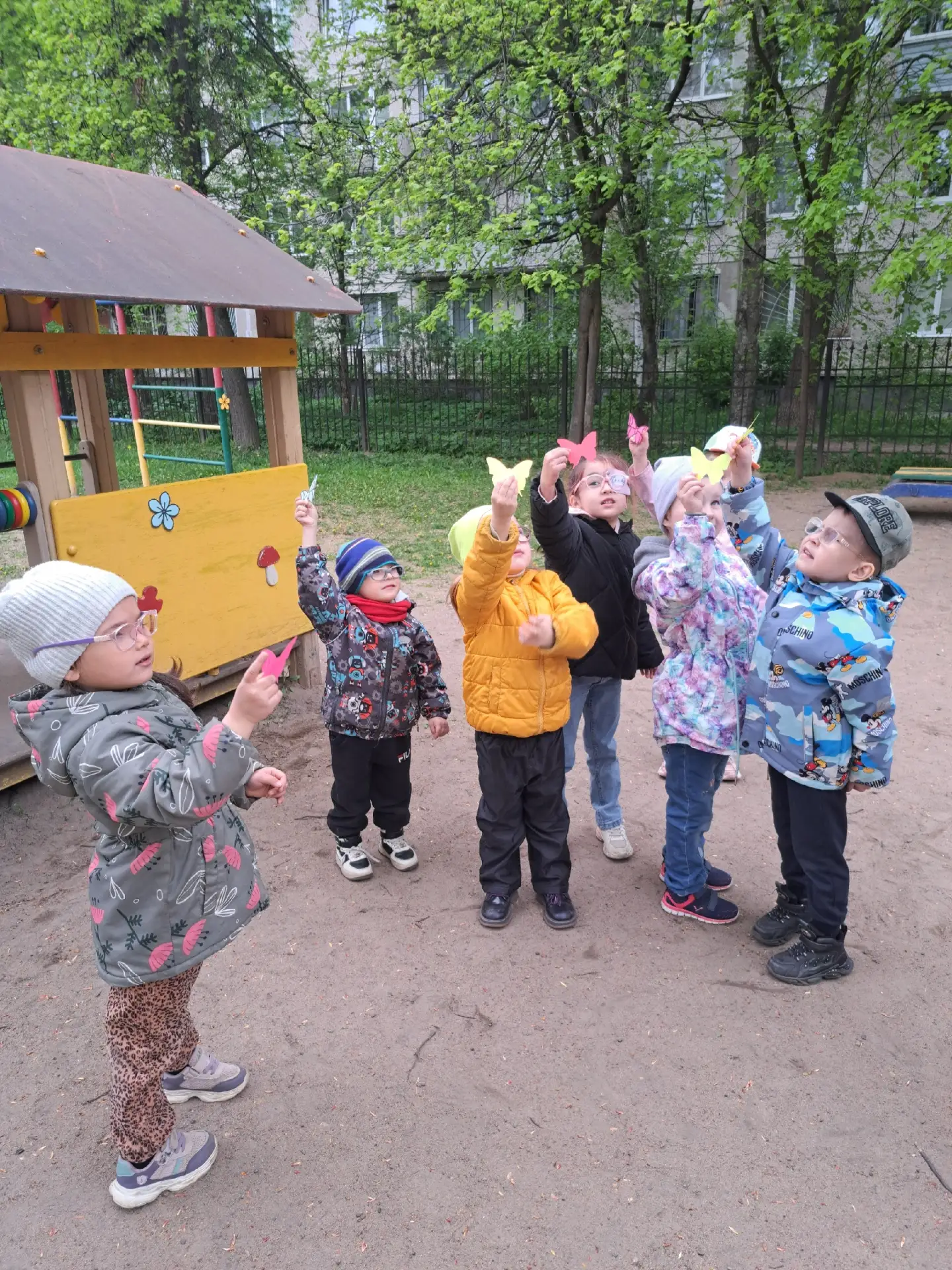 🌼 На прогулке в «Одуванчике» и «Васильке» — веселье, игры и отличное настроение! 🌼