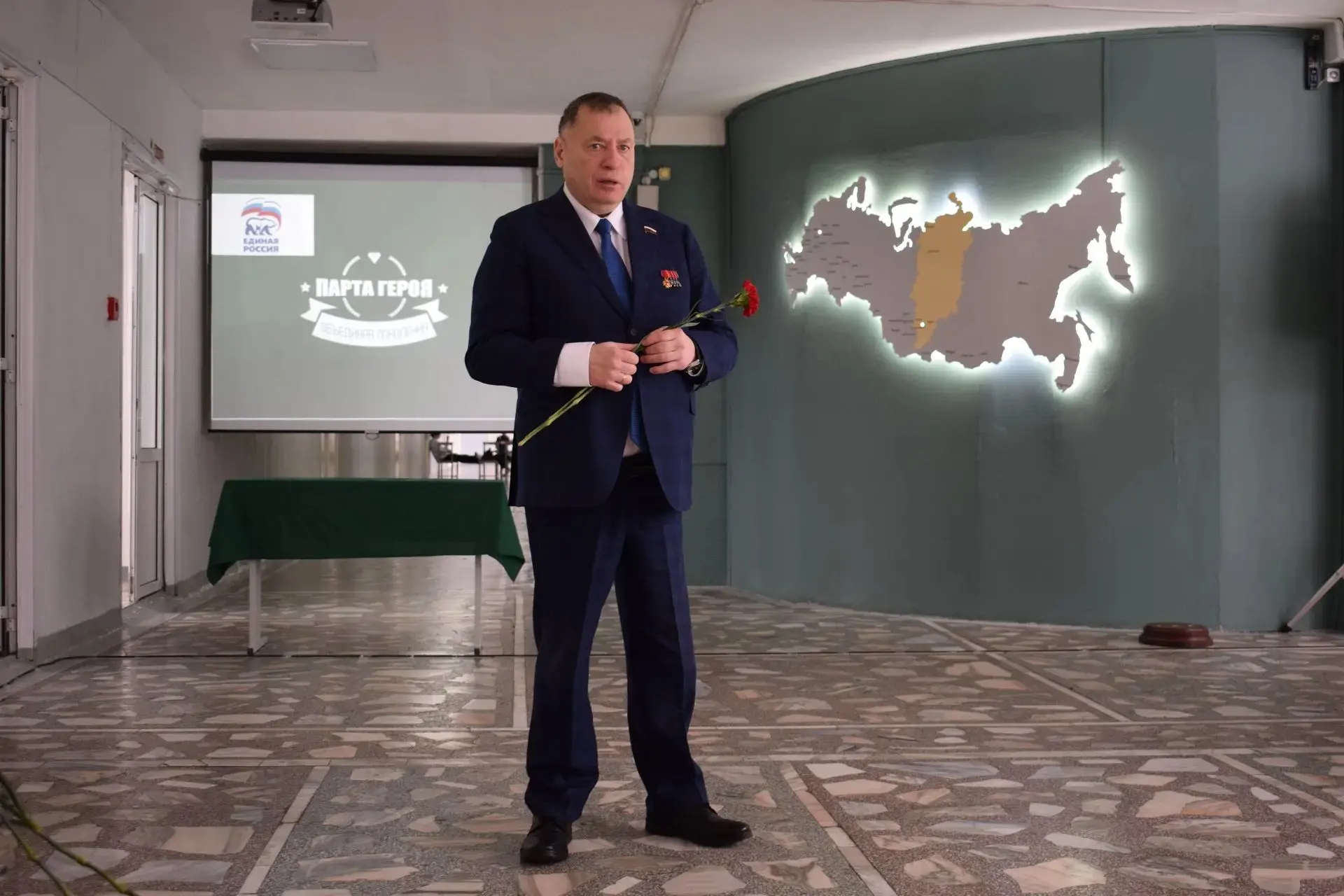 📚🇷🇺 В нашей школе появилась Парта Героя   В МАОУ СШ №93 торжественно открыта Парта Героя, посвящённа