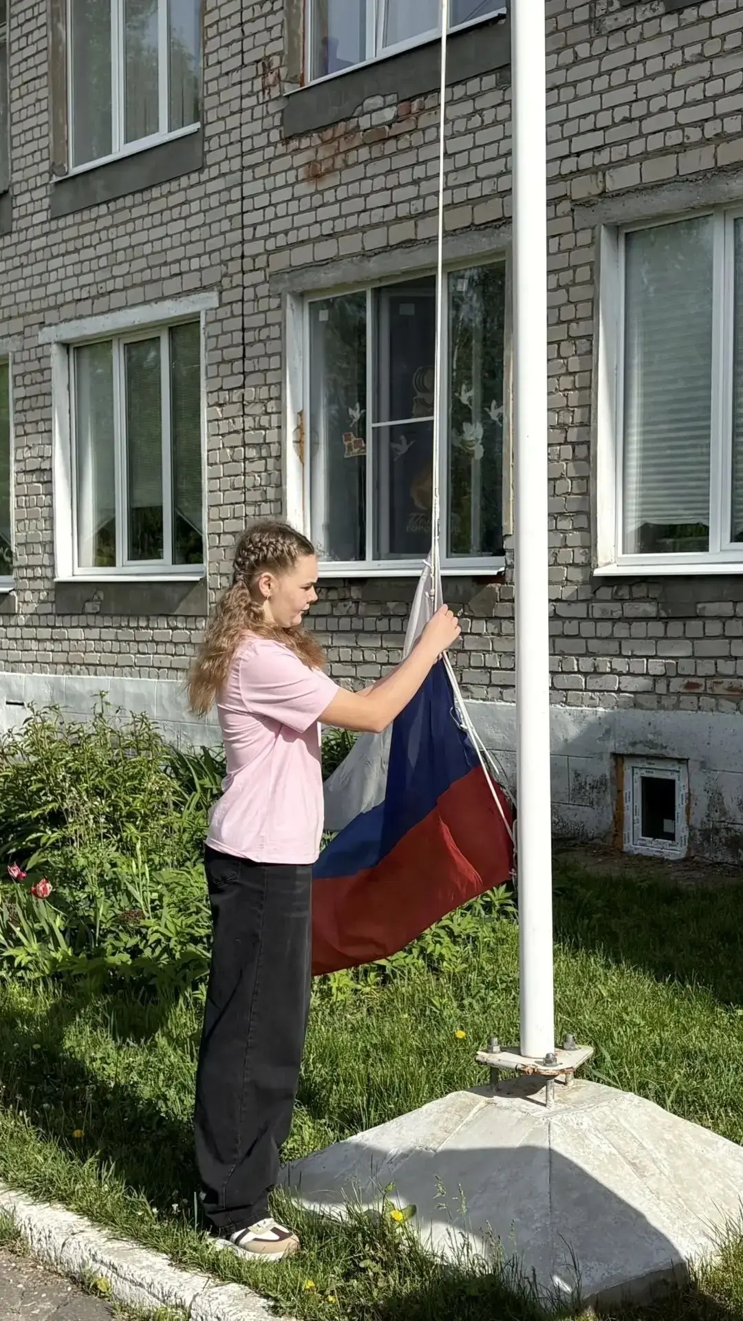🇷🇺Школьная неделя стартовала с торжественного поднятия флага Российской Федерации и и...
