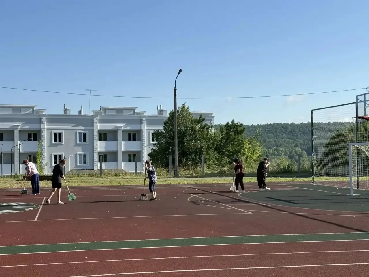 ✅Уборка школьной территории

Сегодня силами учителей наш стадион и двор очищены от сухой листвы, вет