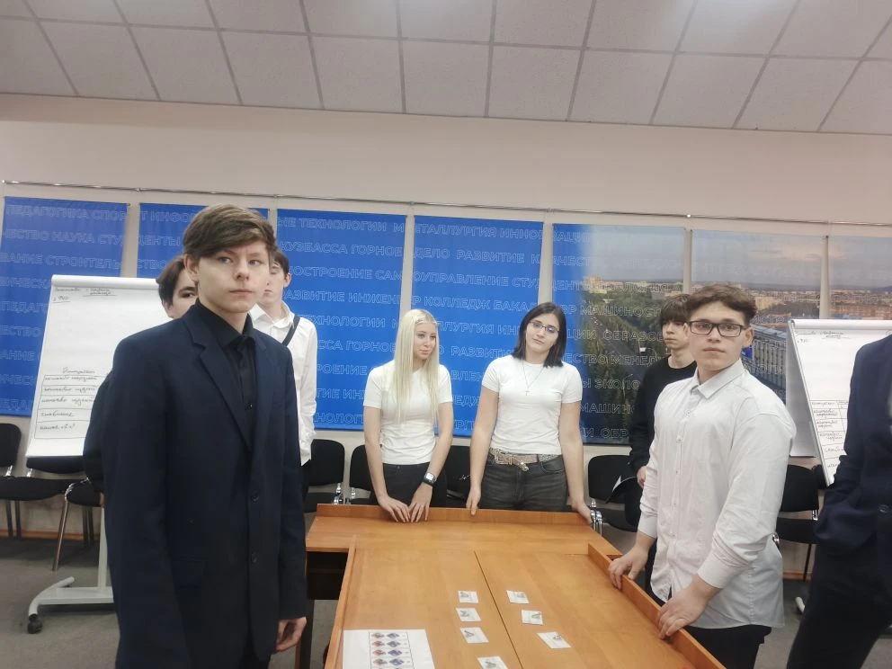 Когда инженеры играют в Лего, получается бизнес 😎🧱  Думаете, в 10Б только физику изучают? Как бы не 