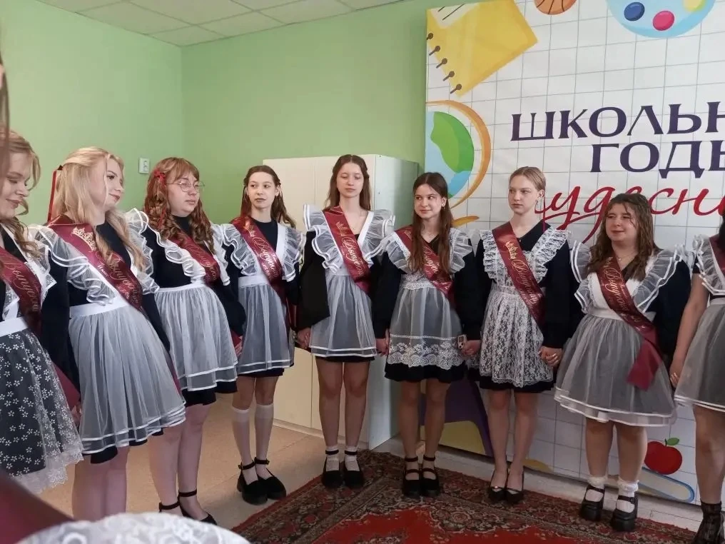 26 мая в школе с. Поселки прозвенел  Последний звонок🛎️ 

Вот и закончилась прекрасная школьная пор