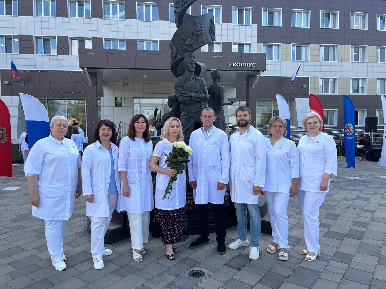 Память и благодарность: медики Оренбуржья возложили цветы к монументу медицинским работникам

В пред