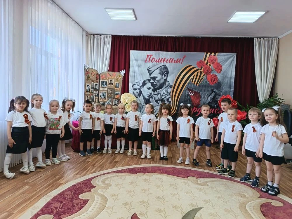 Детский сад, детский сад
ЭТО домик для ребят
ЭТО  домик для души
Здесь играют малыши.
Каждый день в 