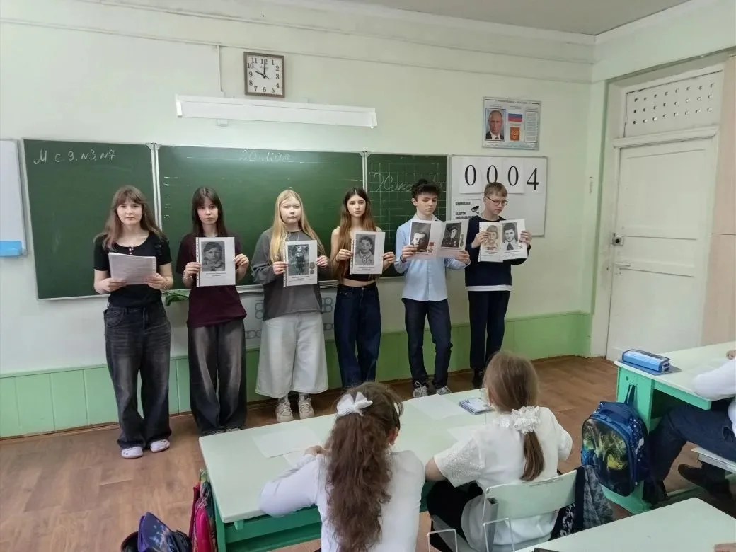 В честь Дня Всесоюзной пионерской организации к учащимся 2а класса пришли учащиеся 7а к...