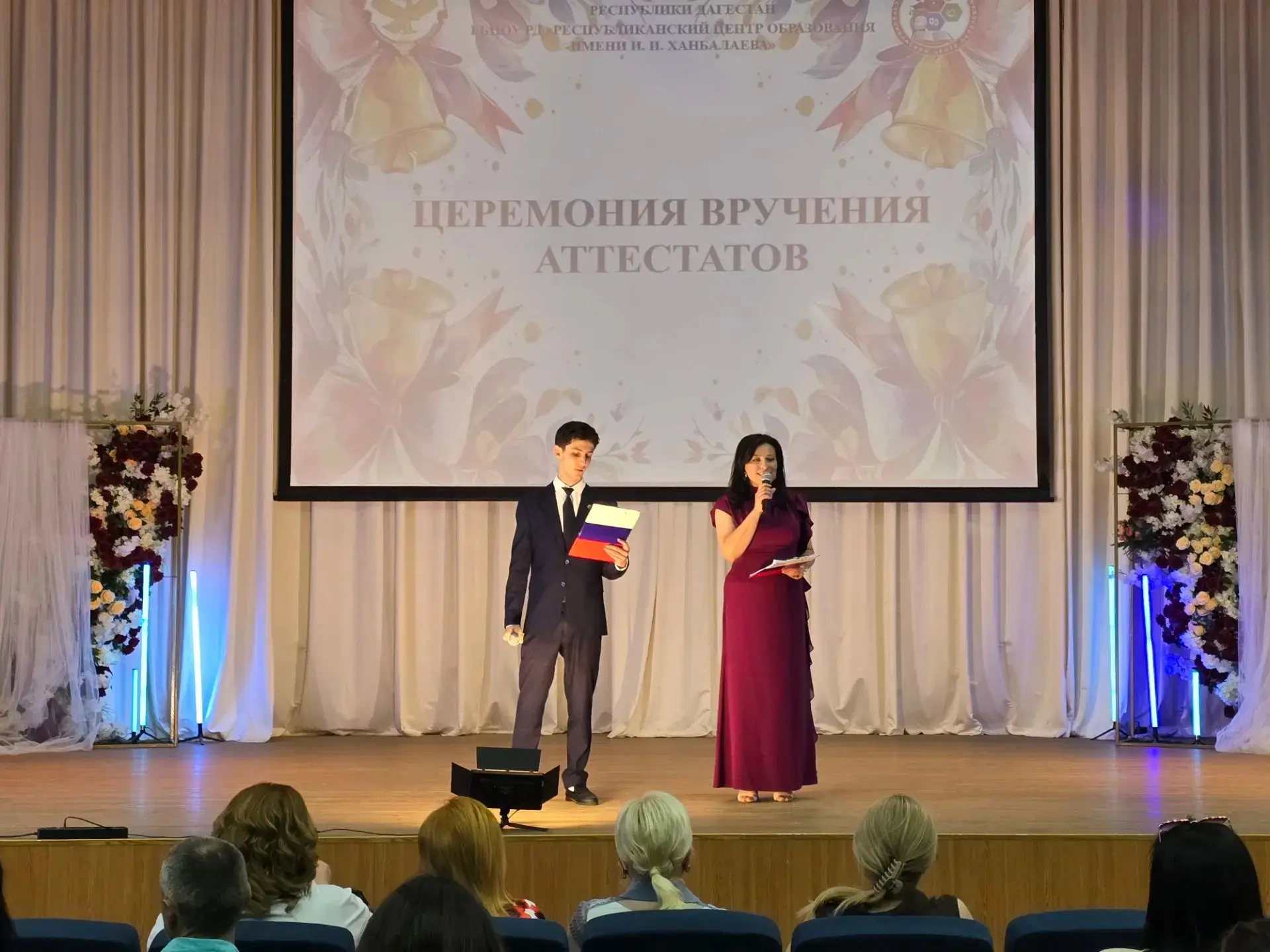 В Республиканском центре образования имени И.И. Ханбалаева прошла церемония вручения аттестатов выпу