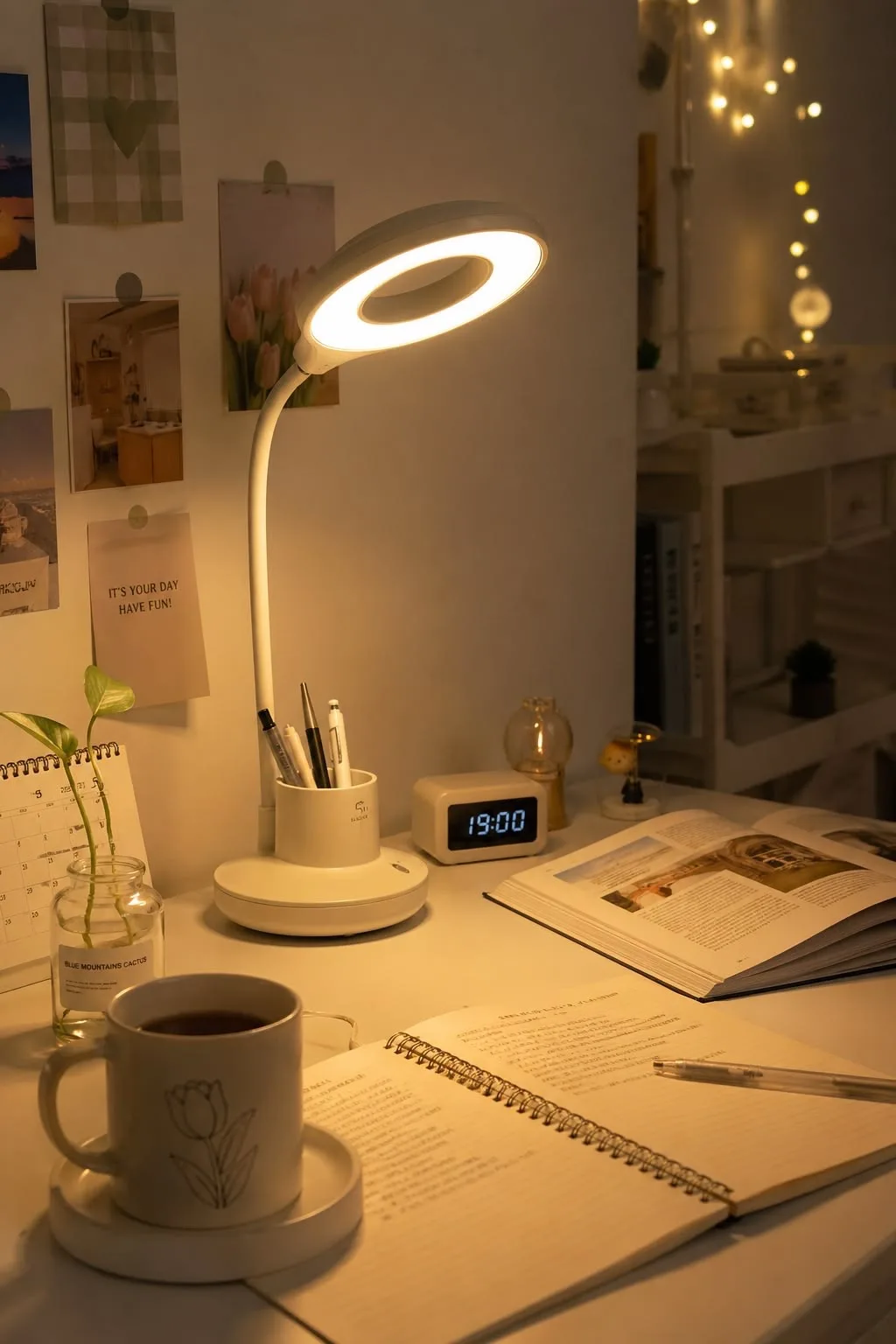 💡 Для учёбы лучше использовать лампу с тёплым светом

Её плюсы:
~ Глаза устают меньше, особенно есл