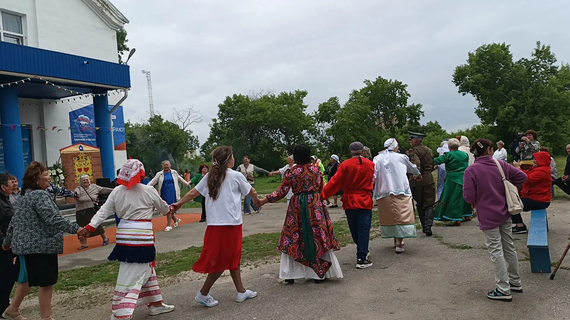 В гостях у добрых соседей! 🎶🤝

11 июня артисты Катенинского Дома культуры отправились в гости к св