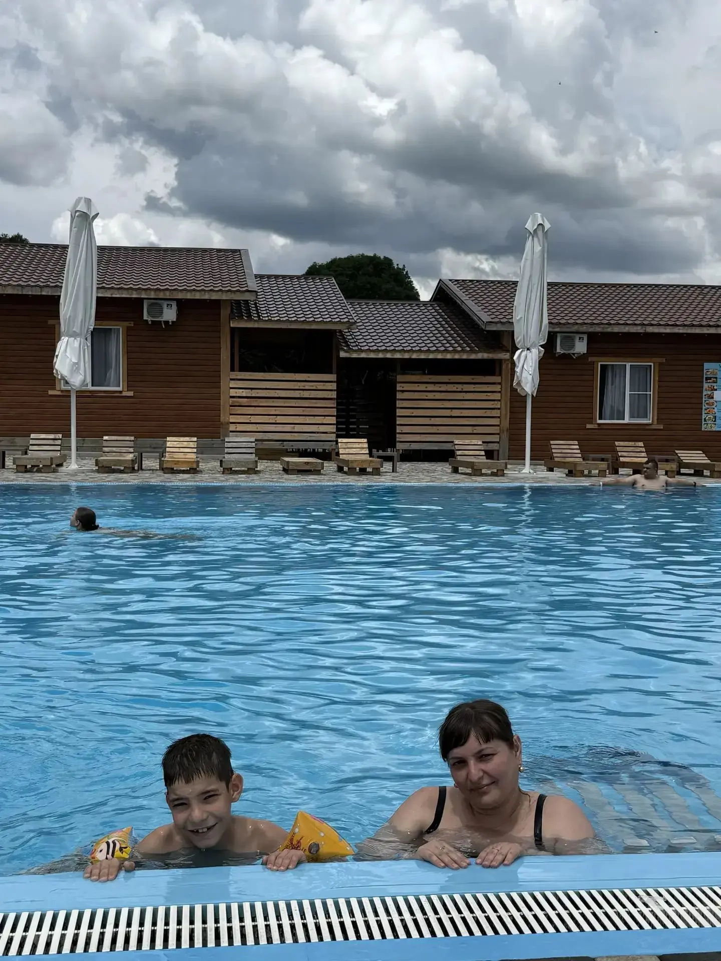✨☀️ Власов Артём с мамой отдыхает в бассейне🌊
‼️ Мероприятие направлено на организацию летнего отды