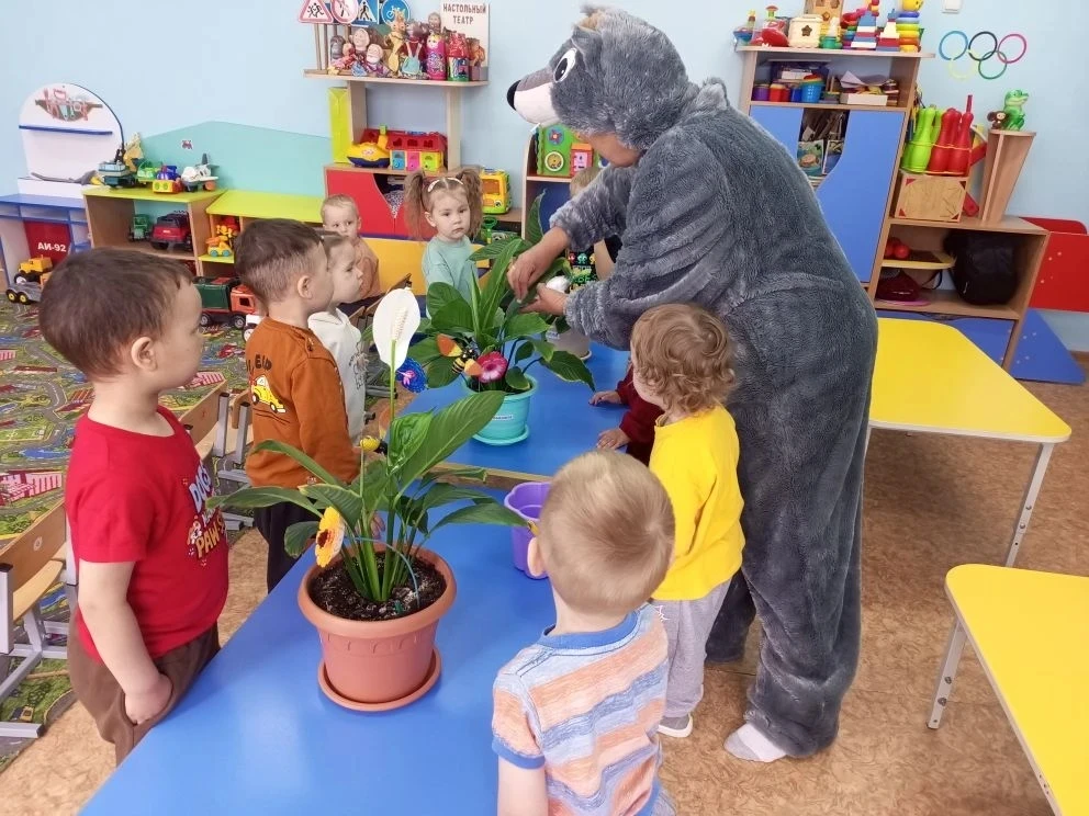 "Мы работаем и дружно отдыхаем".