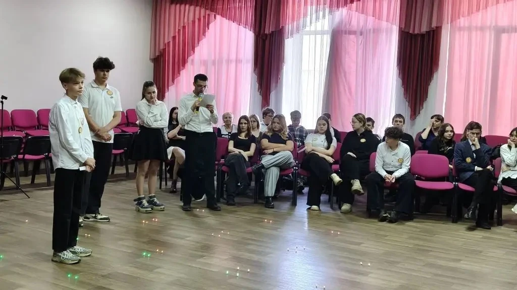 🎓В МОУ СОШ №4 прошла городская игра «Умницы и умники», посвящённая Году единства народов России  🧐В 