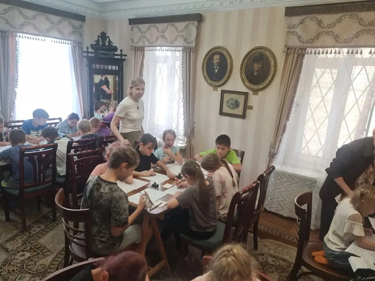 Сегодня мы перенеслись в прошлое! ✨ Наши ребята посетили уютный Дом-музей семьи Сухановых. Это не пр