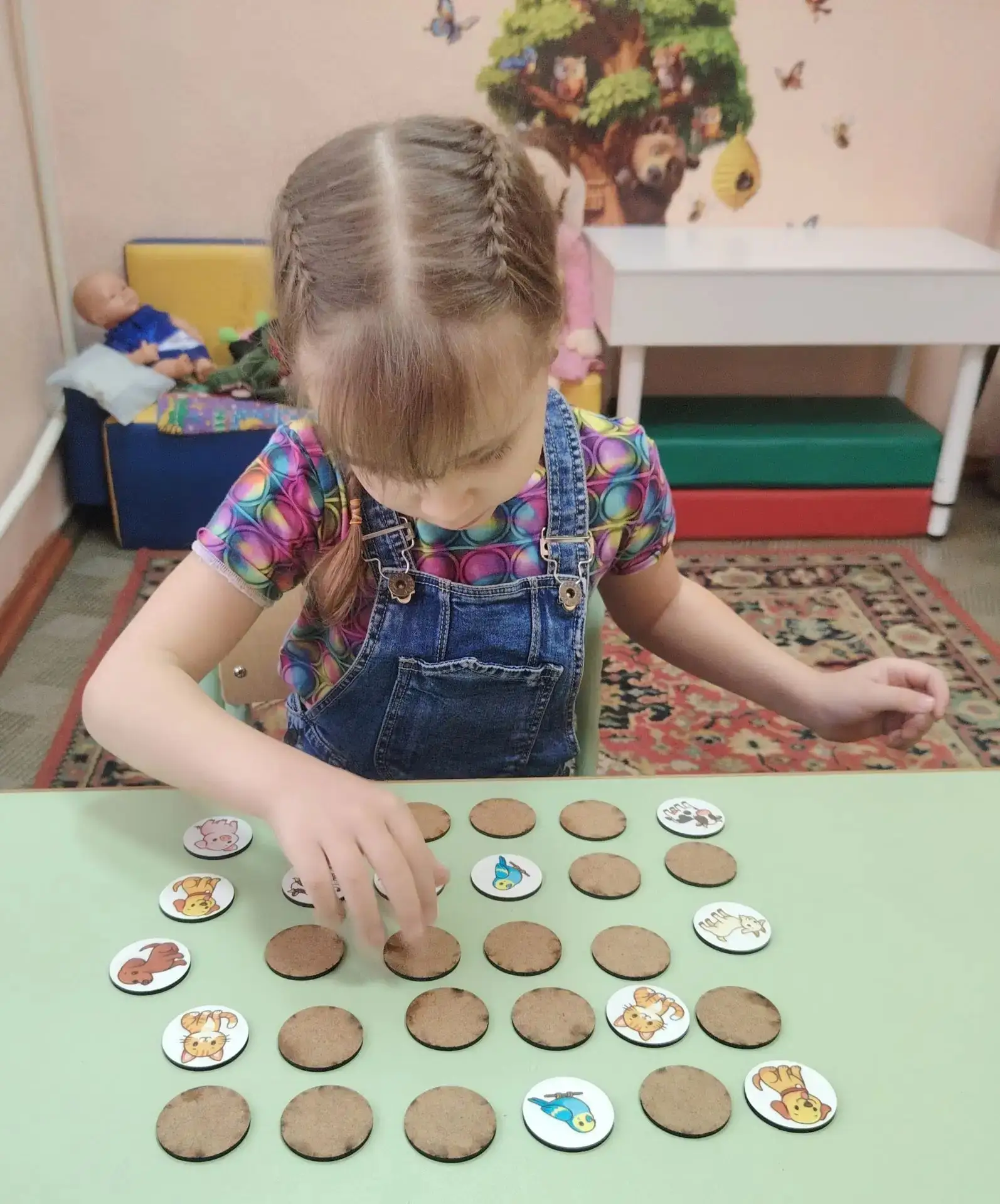 Играем в «Мемо» с дефектологом: тренируем память без скуки 🧠✨

Что такое «Мемо»?
Это игра с карточк