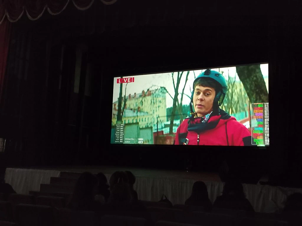 🎬 «Первые» в кино: связь поколений на большом экране! 🌟  Сегодня ученики 8 «Г» и 8 «Б» классов, акти
