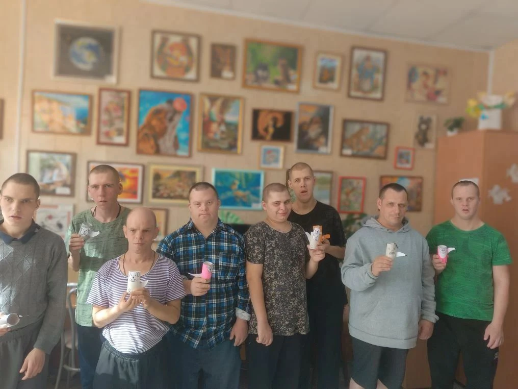 Наши ребята приняли участие в творческом часе по изготовлению поделок из бумаги и втуло...
