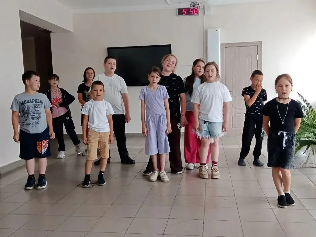 День 19!

       Сегодня, в пришкольном лагере «Дружба» состоялся танцевальный час «В ритмах детства