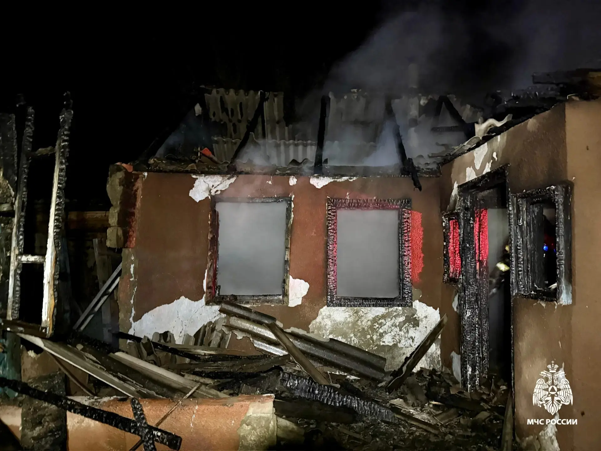 Пожар в Светлограде ликвидирован сотрудниками МЧС    Вчера в Светлограде, на улице Социалистической,
