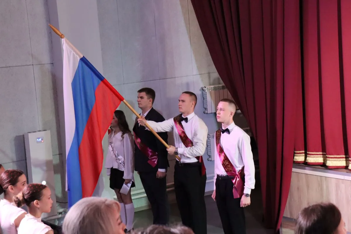 📣📣📣Сегодня в школе прозвенел один из самых трогательных и долгожданных праздников - Последний звонок