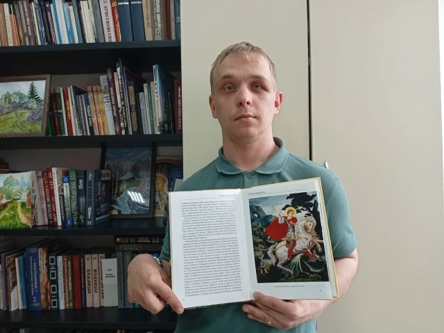 Работник библиотеки Степан Богданов продолжает знакомить участниц артстудии ВАНГОГ53 с ...