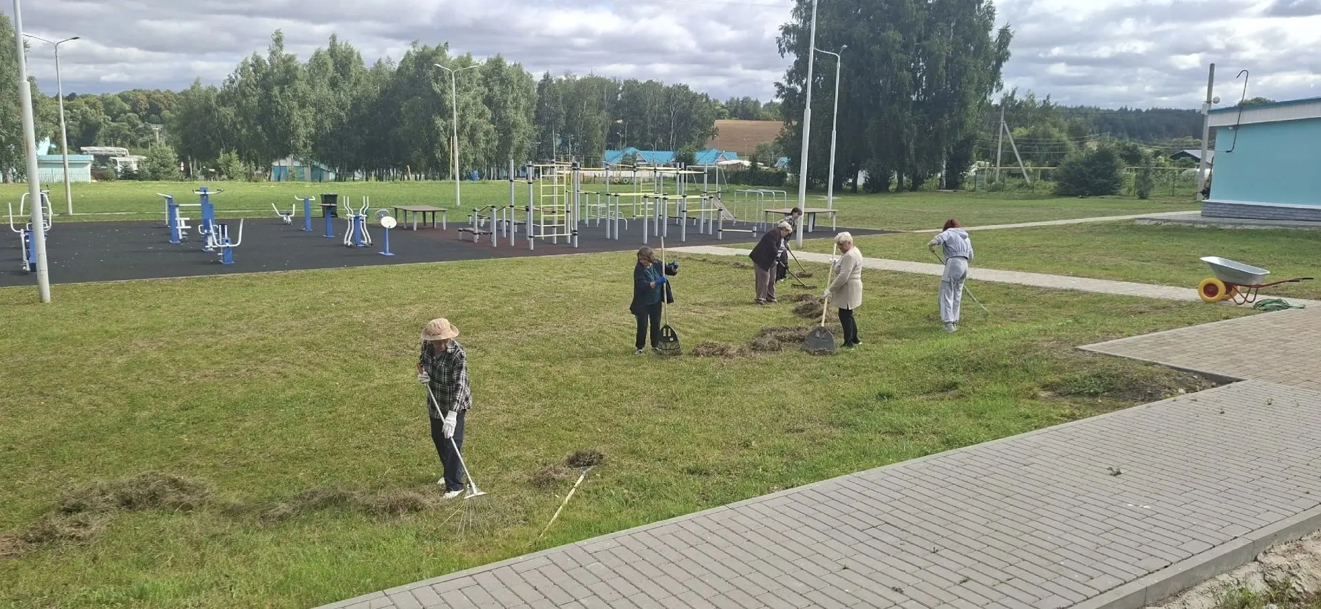 🌳 В преддверии 1 сентября учителя с любовью и старанием облагородили территорию около ...