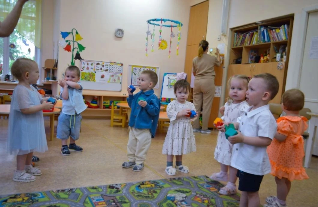 🎓 В конце мая мы с лёгкой грустью проводили наших самых маленьких выпускников из ясельной группы в 