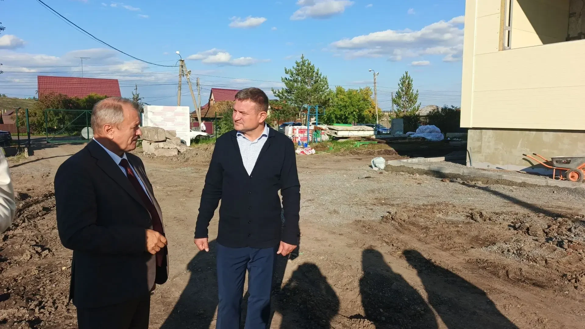 Депутат Госдумы Александр Дроздов посетил Емельяновский округ: от птицефабрики до школы №2