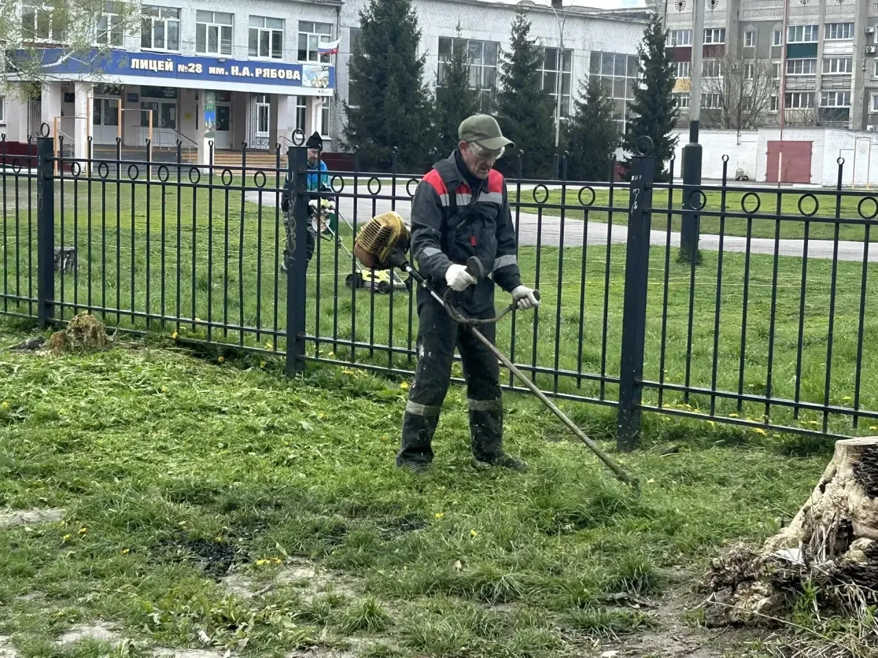 🧹 ПО ТРАДИЦИИ – К ЧИСТОТЕ! 🧹  В рамках месячника по благоустройству наши учащиеся и педагоги сегодня