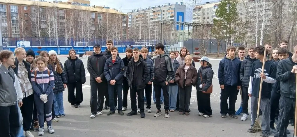 👍 Ученики наводят порядок на территории школы  Накануне ученики нашей школы вместе с учителями вышли