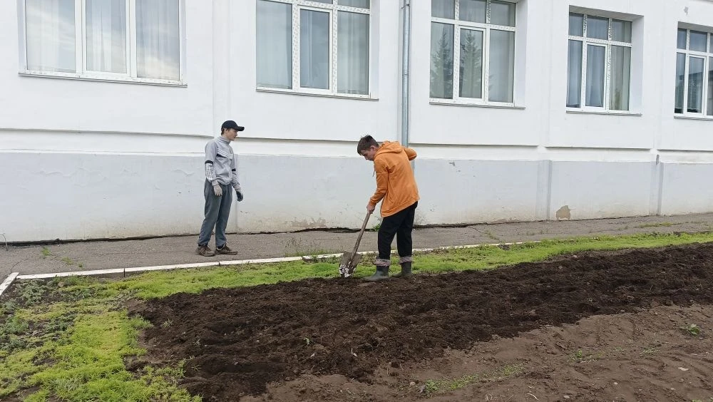 «Работа на пришкольном участке продолжается!"⚒️