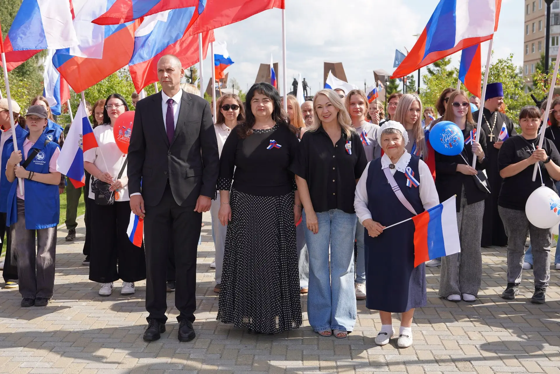 🇷🇺 Сегодня на мемориальном комплексе «Аллея Славы» мы вместе с мегионцами отметили од...