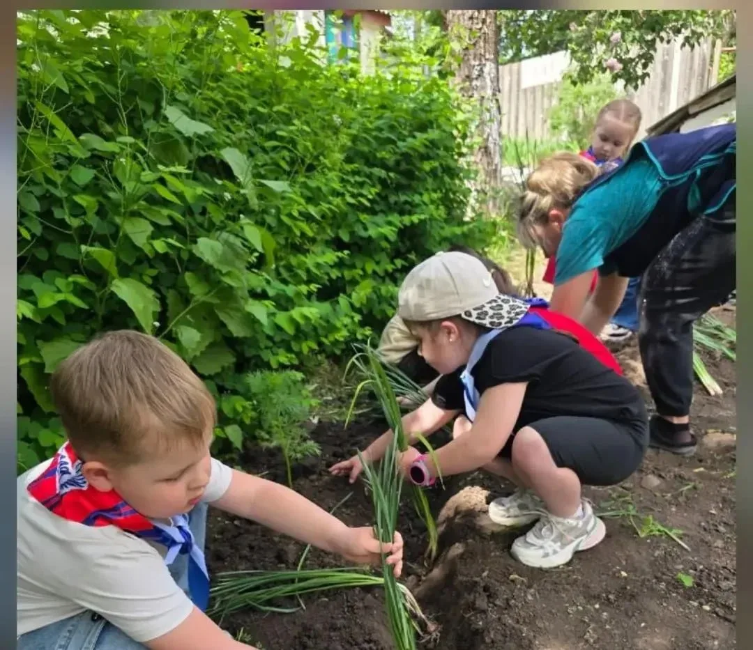 🌱 В Краснолучском округе дети и подростки доказали: память о героях живет в добрых делах. Юные патри