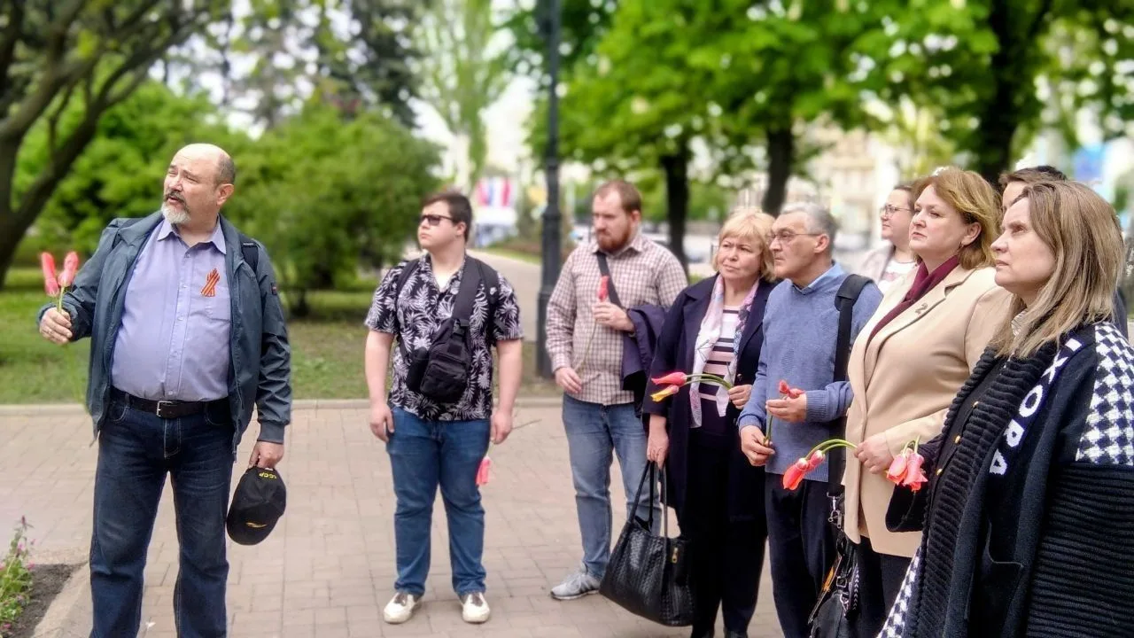 Студенты и преподаватели ДонГУ провели мероприятия у памятника генералу Гурову  7 мая преподаватели 