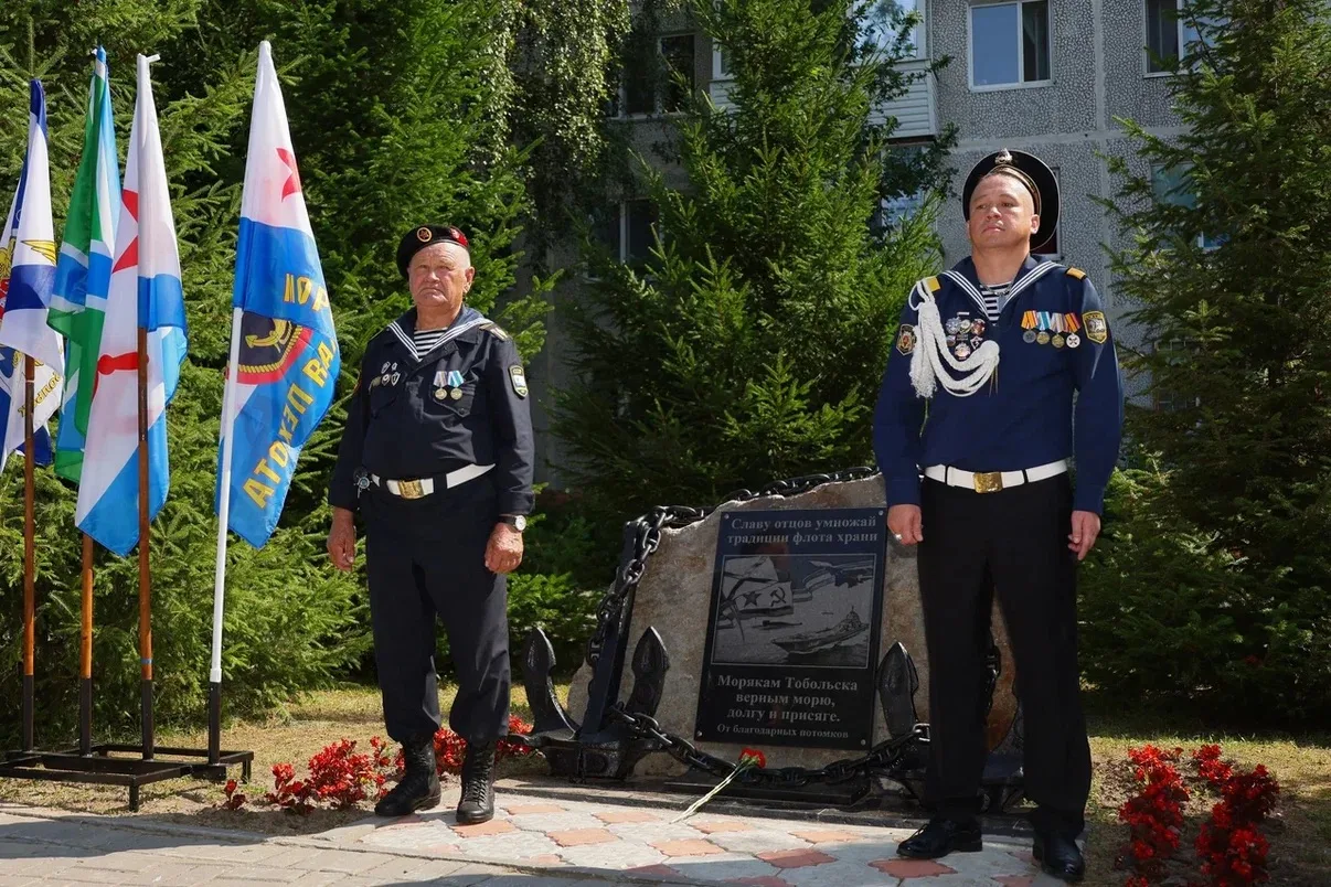 Поздравляю всех с Днём Военно-Морского Флота!

Соблюдая флотские ритуалы, возложили цветы к Памятном