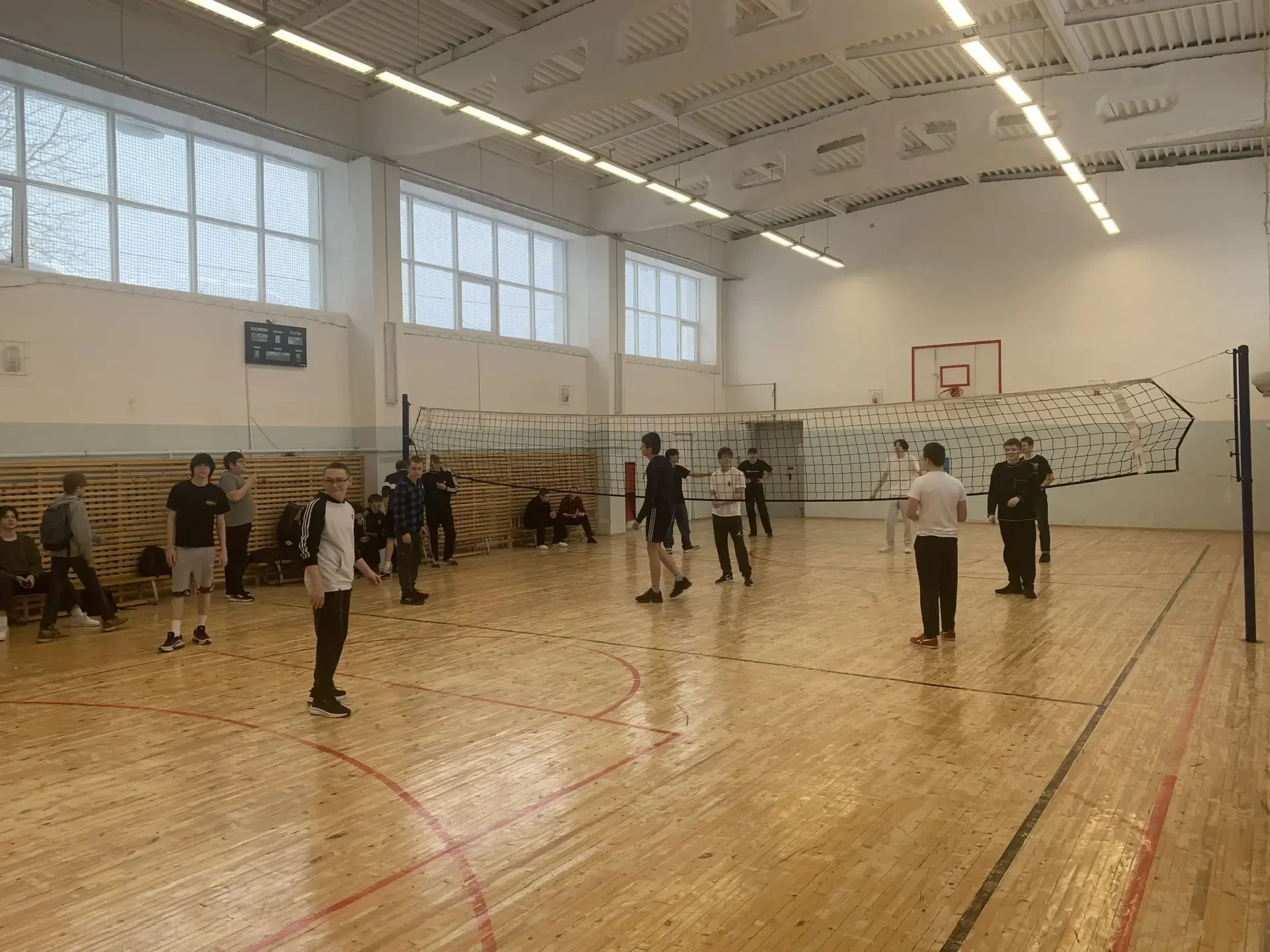 В 8-10 классах проходили соревнования по баскетболу и волейболу. Результаты: баскетбол - 1 место 9г,