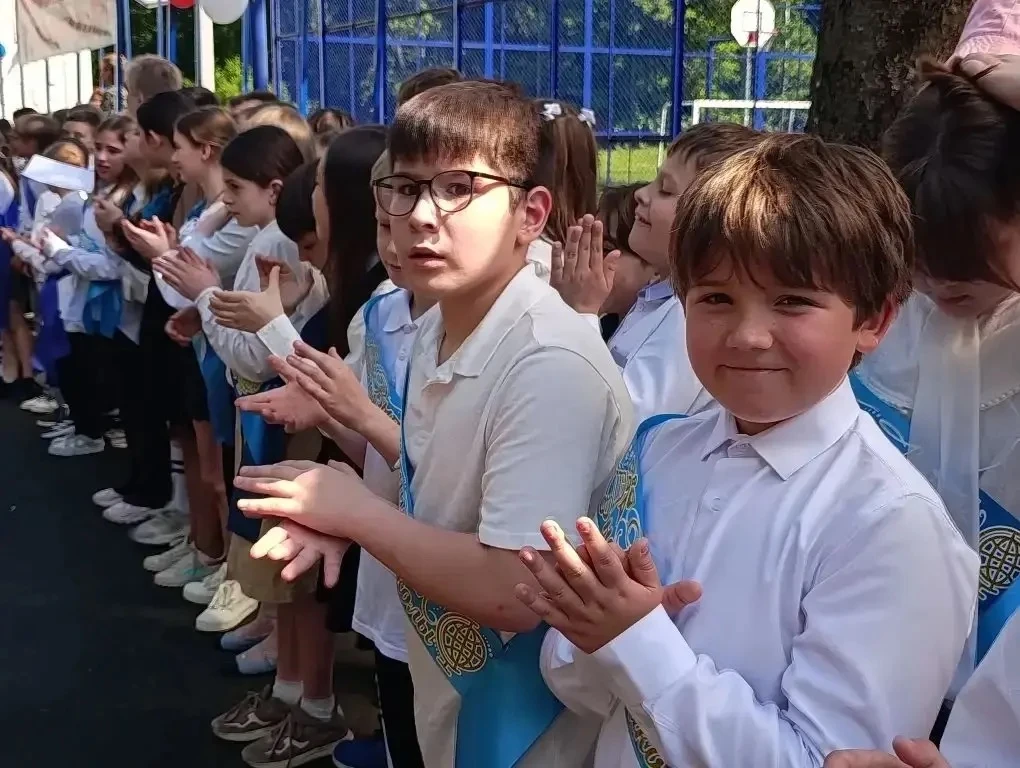 ПЕРЕХОДИМ В 5 КЛАСС!  ✨Сегодня в нашей школе особенный день, наполненный гордостью и легкой грустью.