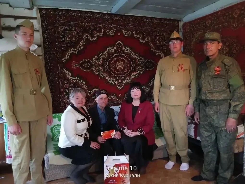 От имени Главы Алексеевского муниципального района С. А. Демидова актив колледжа поздра...