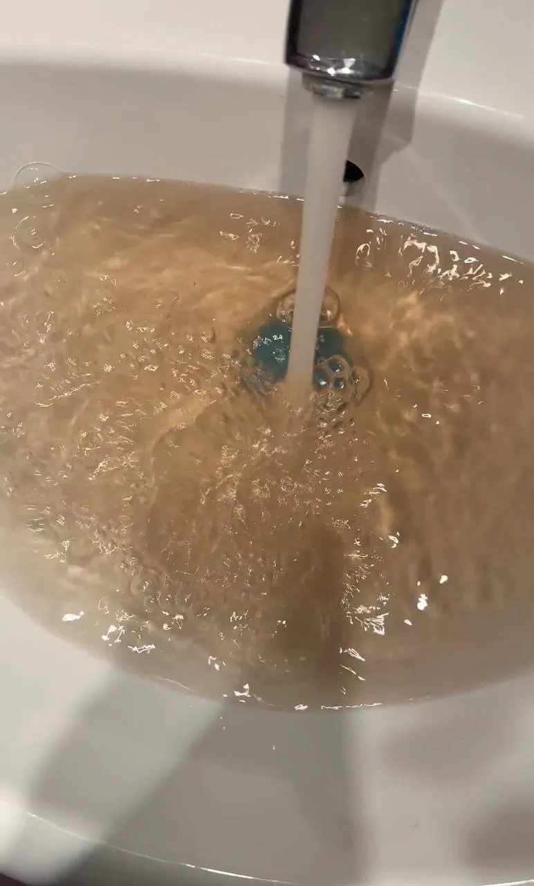 Миасцы пожаловались губернатору на грязную горячую воду в Машгородке.