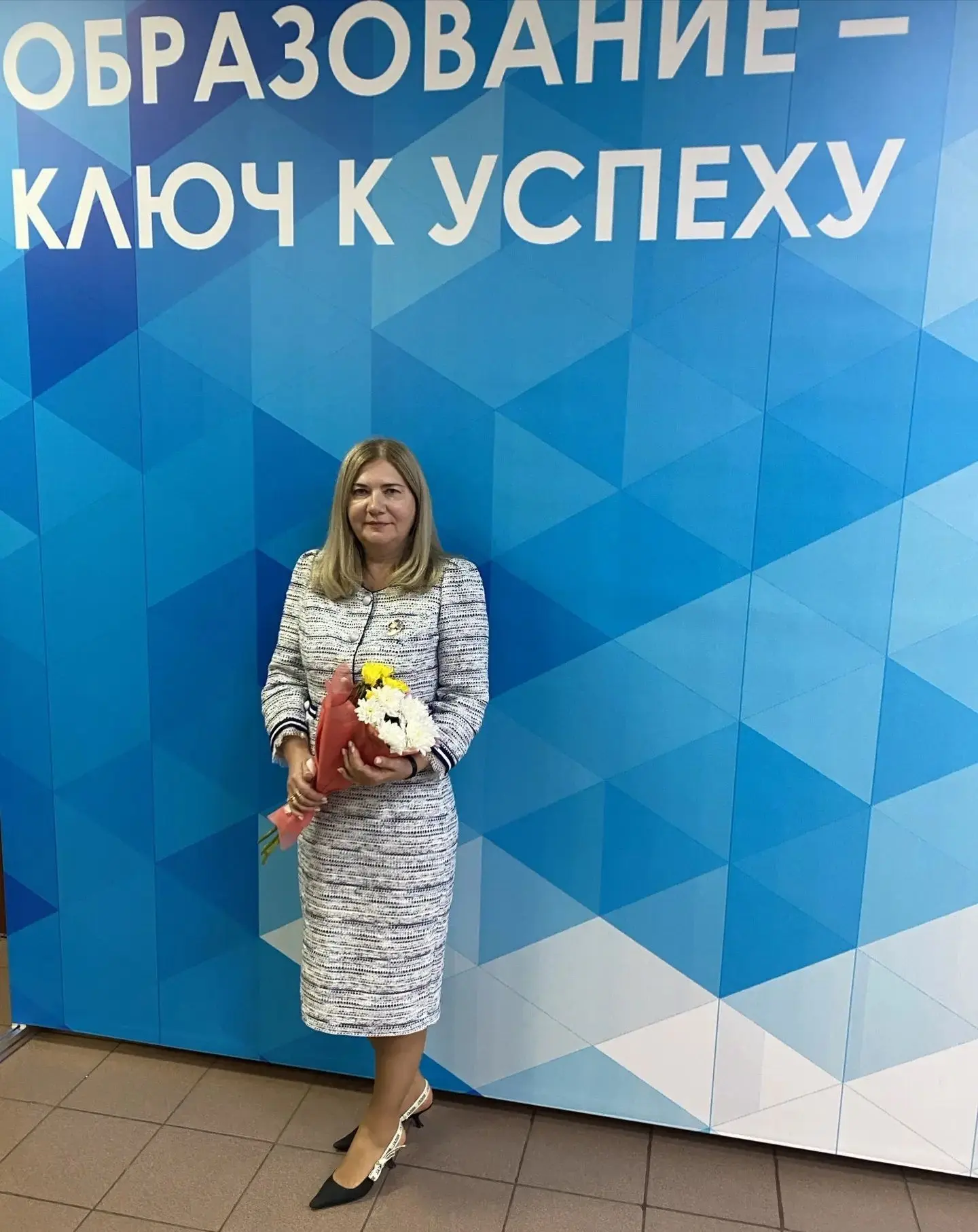 «Учитель — это не тот, кто ведёт за руку. Это тот, кто идёт рядом»