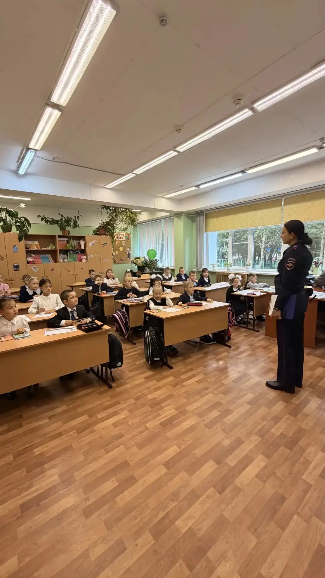Сегодня к нашим первоклассникам пришёл инспектор ПДД. Говорили о главном: