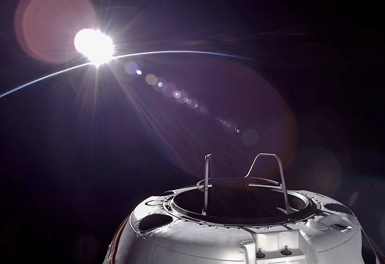 Туристы SpaceX открыли люк для первого в истории частного выхода в открытый космос.

Также туристы (